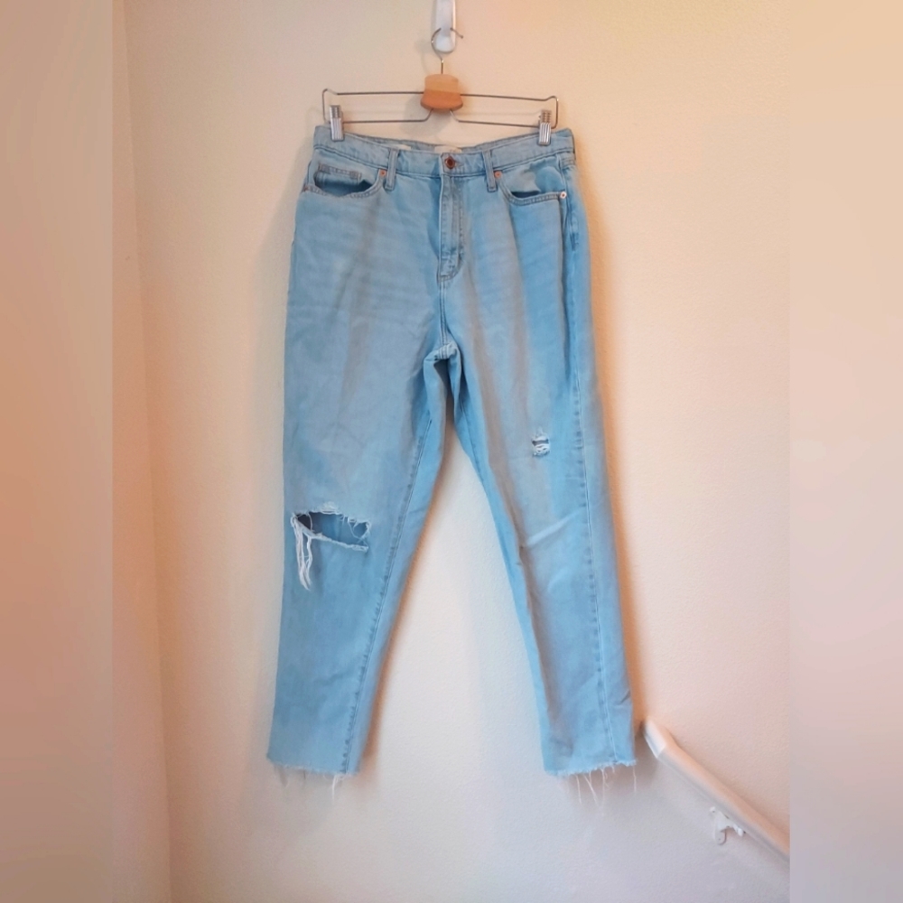 Woman's Universal Thread Boyfriend Light Wash Jeans, Size 6/28R